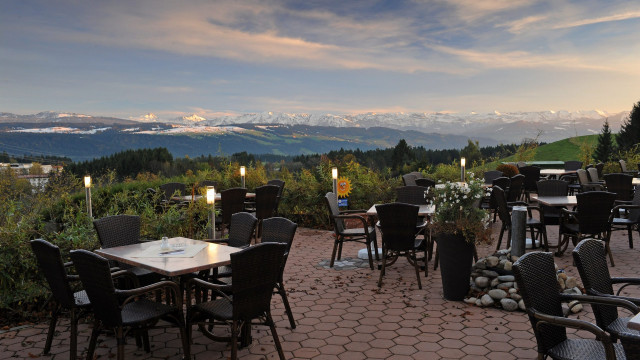 Abendstimmung mit Bergen auf Terrasse Fünfländerblick in Scheide