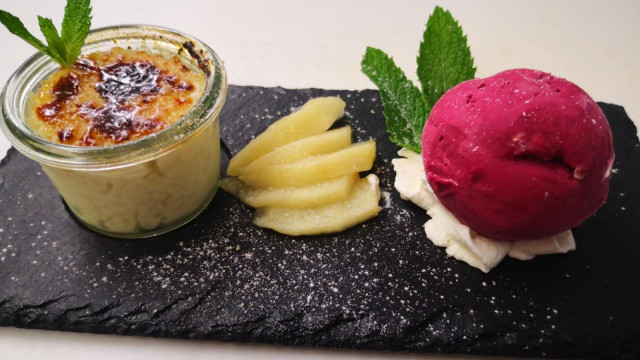 Milchreisbrülee mit Himbeersorbet Milchreisbrülee mit Himbeersorbet