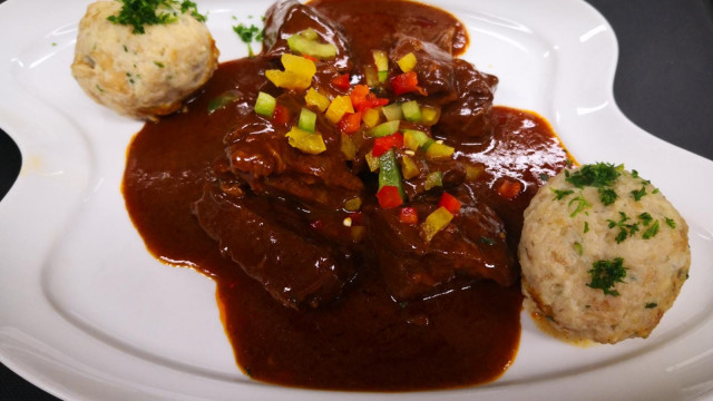 Gulasch vom Allgäuer Bio-Ochsen mit Semmelknödel Gulasch vom Allgäuer Bio-Ochsen mit Semmelknödel